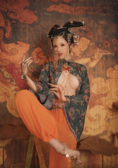 我和香蕉在ktv被八個人續_藍光高清迅雷在線觀看